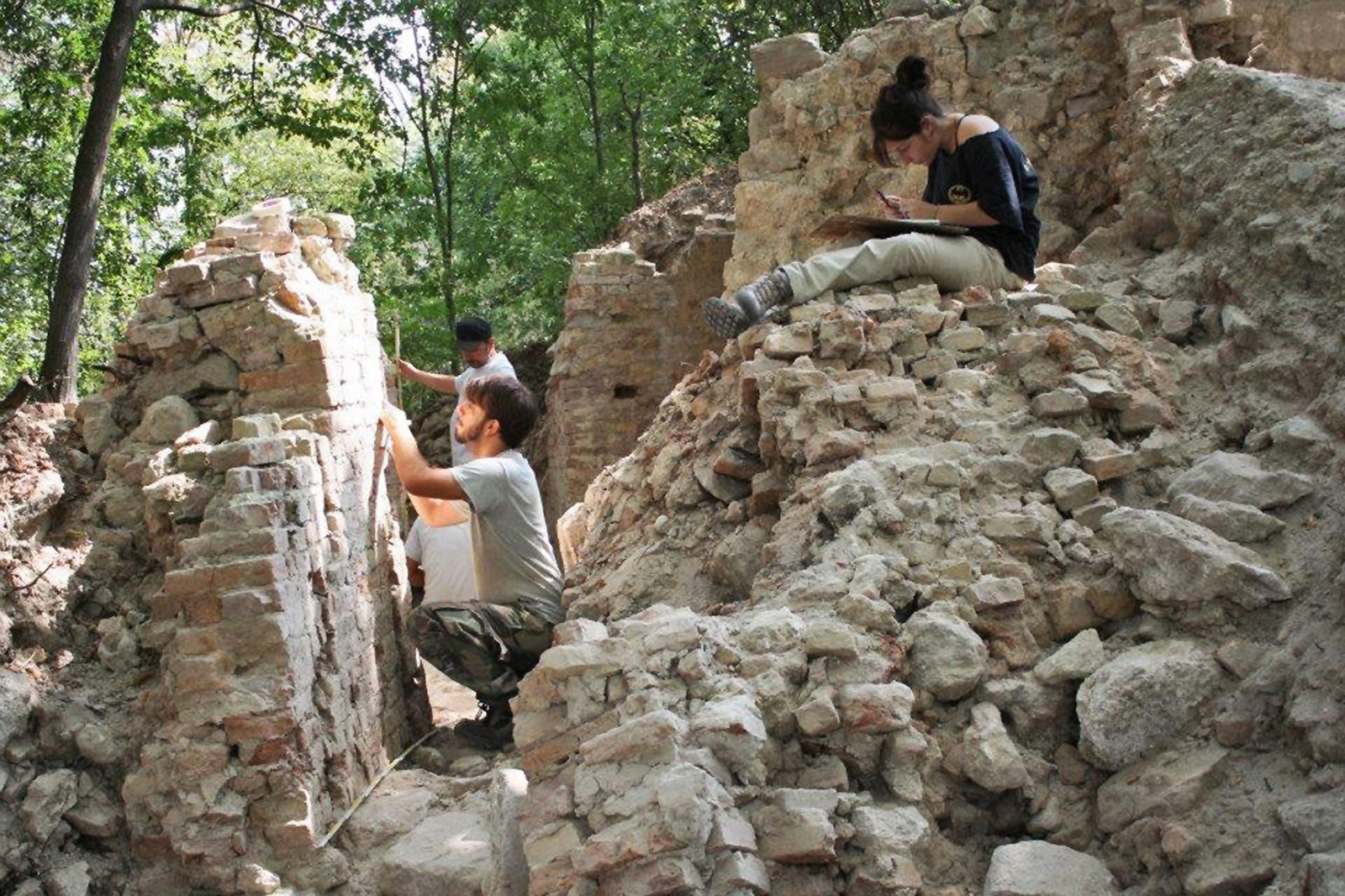 The archaeologists during the excavation of the Medieval castle of Rontana