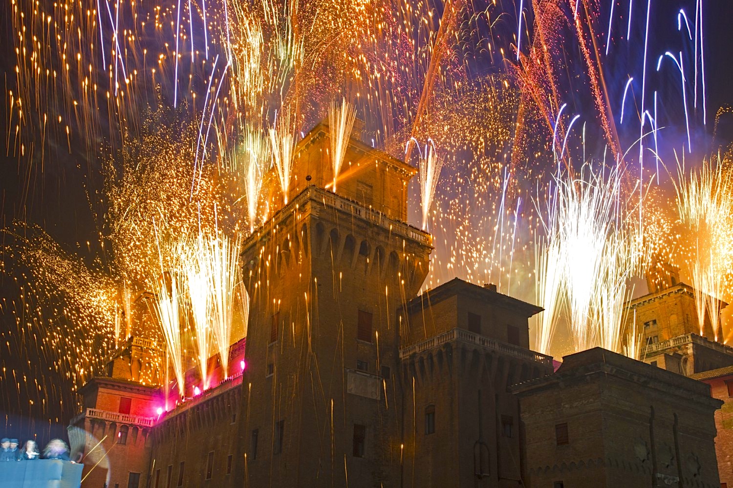 Capodanno a Ferrara, Il tradizionale incendio del Castello Estense