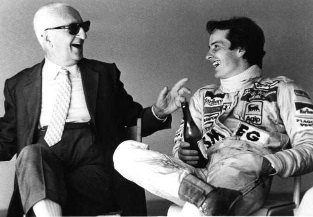 Enzo Ferrari e Gilles Villeneuve festeggiano la vittoria con una bottiglia di Lambrusco 