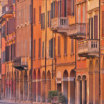 Bologna porticos, Via Saragozza | Ph. Francobraso, via Wikimedia