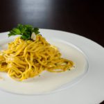 Tagliatelline aglio, olio e peperoncino in fonduta di Parmigiano Reggiano | Ph. ildongiovanni.com