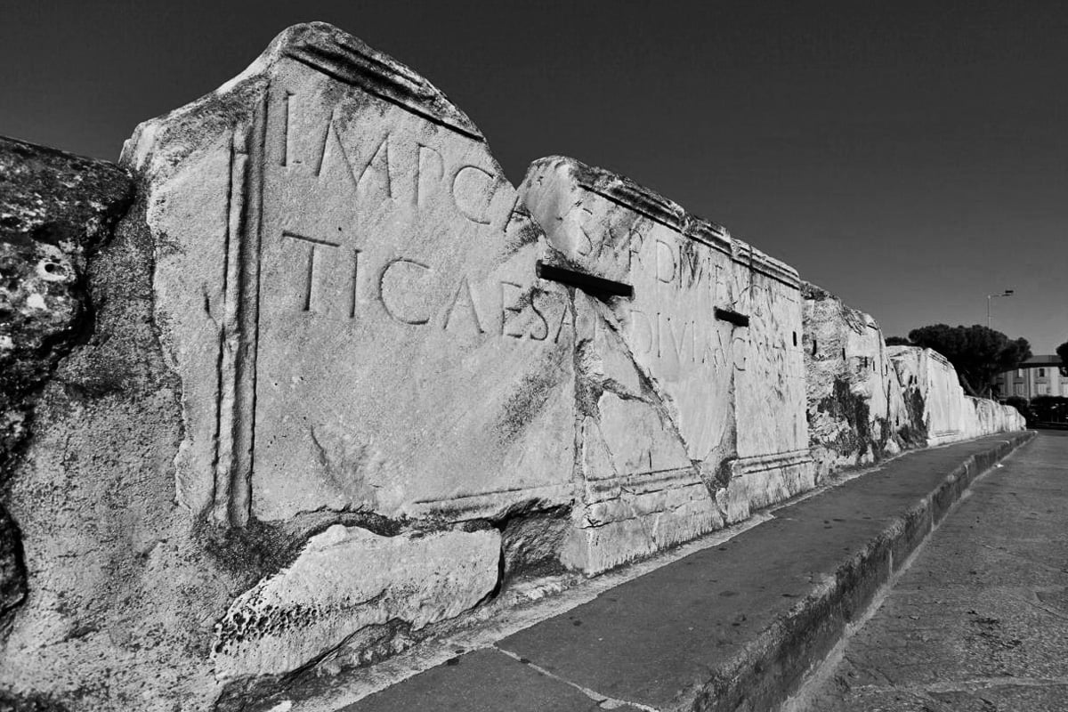 Rimini (RN), Ponte di Tiberio - Pannello con iscrizione dedicatoria