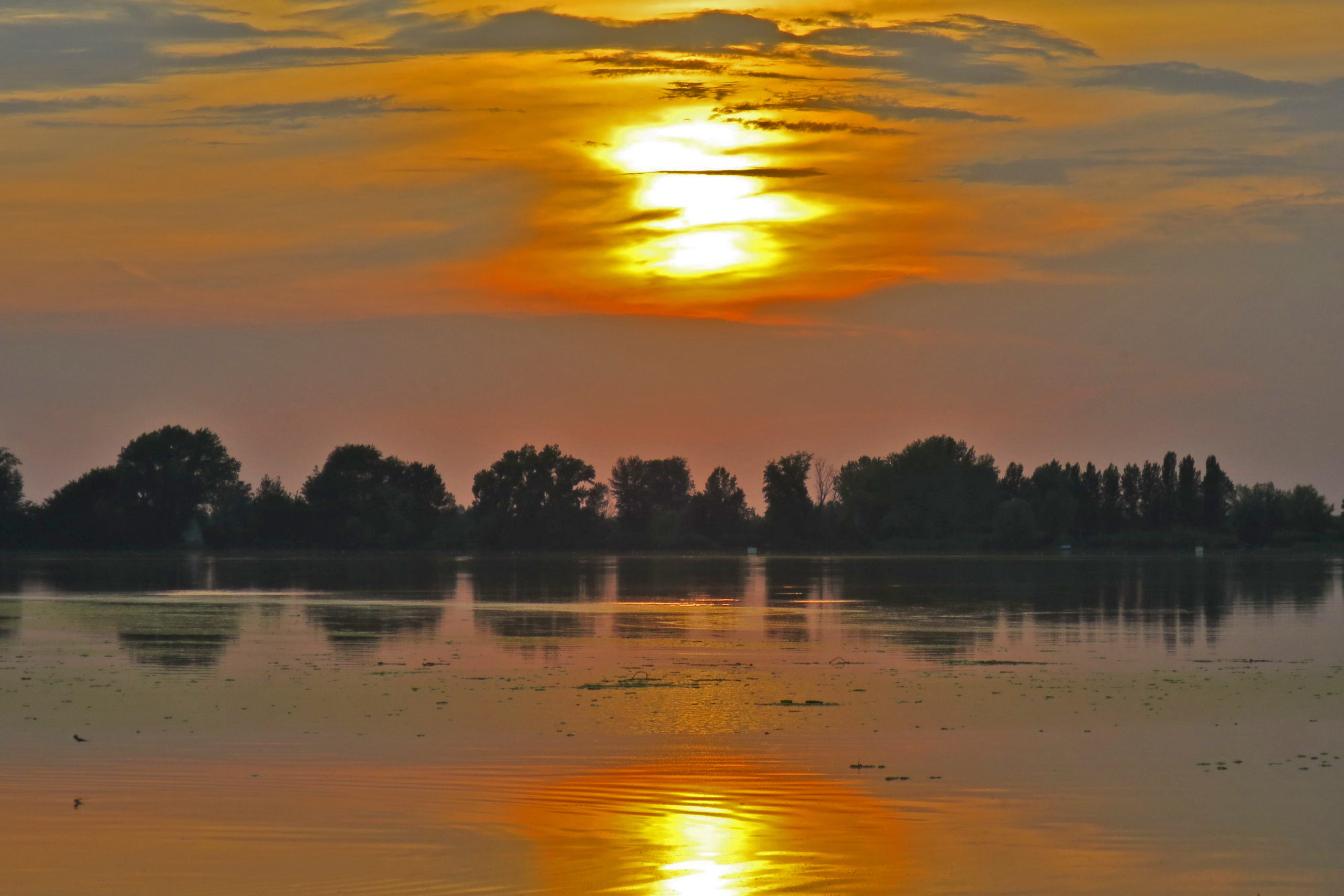 Tramonto sul grande fiume Po a Boretto (Reggio nell’Emilia)