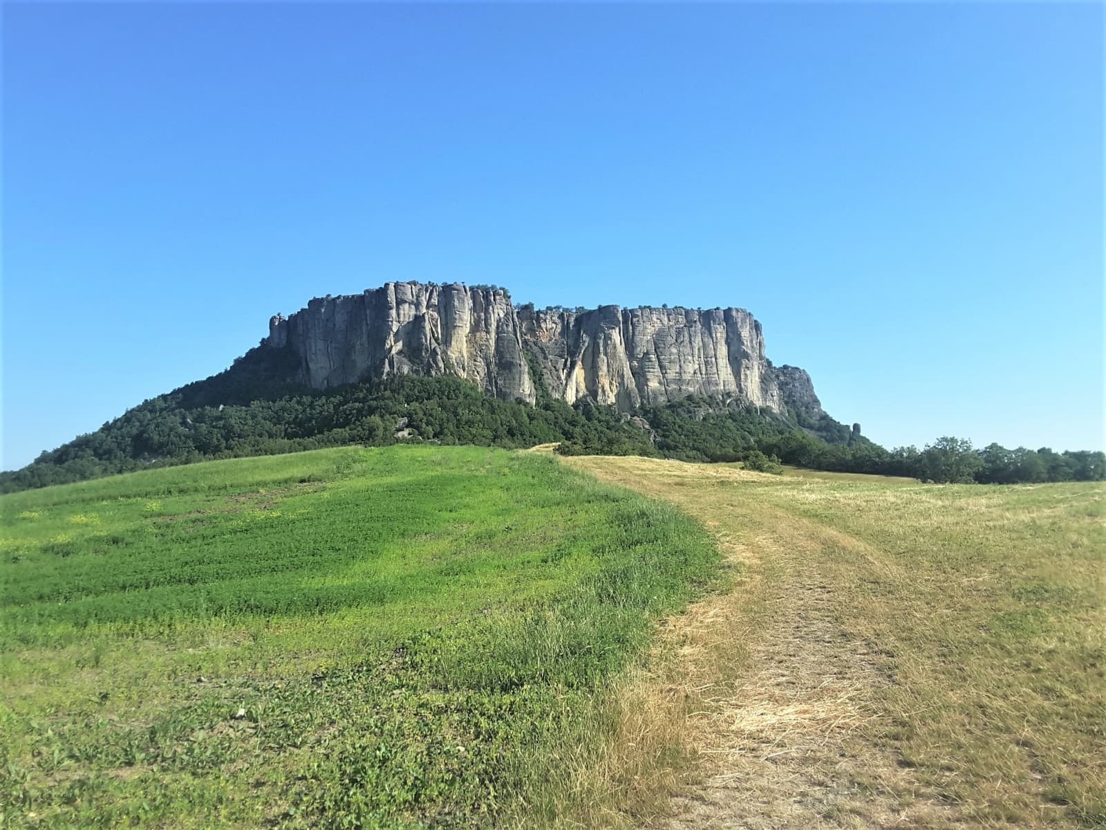 Pietra di Bismantova vista dalla parte di Ginepreto