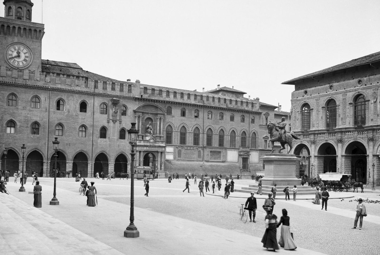 Bologna Fotografata. Pictures from the city of yore