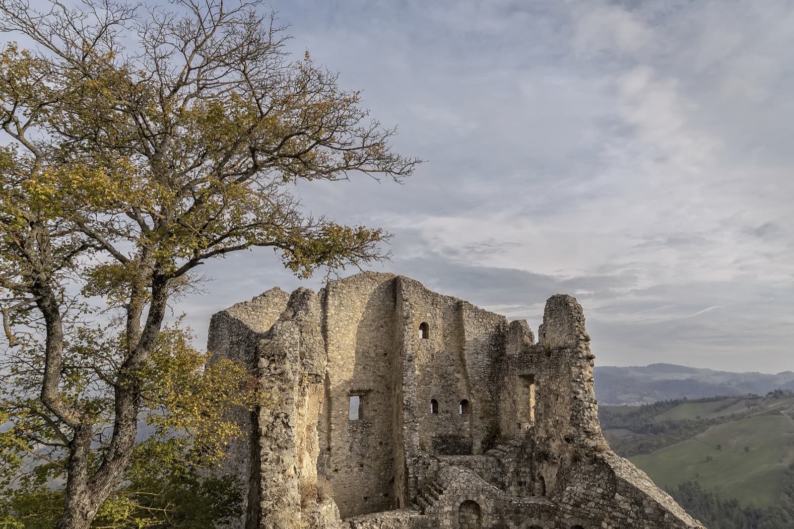 Via Matildica del Volto Santo - Castello di Canossa | Ph. Simon Falvo @wildaboutravel