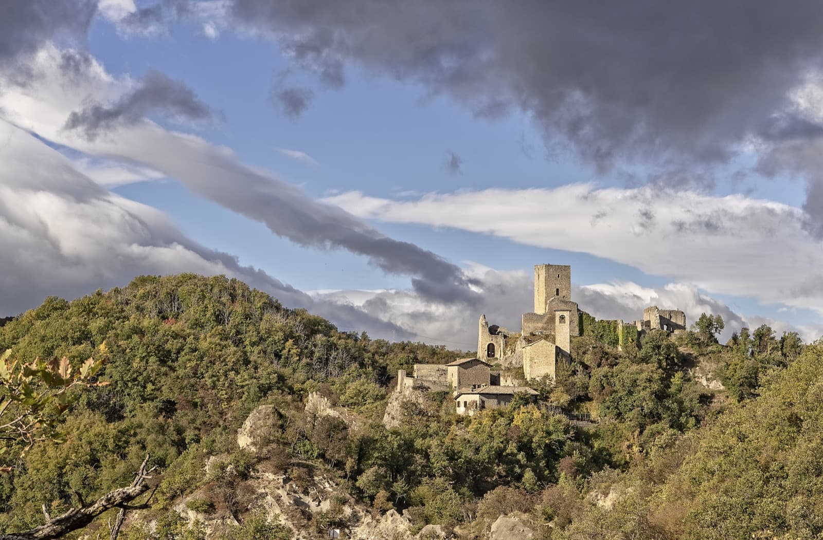 Via Matildica del Volto Santo - Castle of Carpineti | Ph. Simon Falvo @wildaboutravel