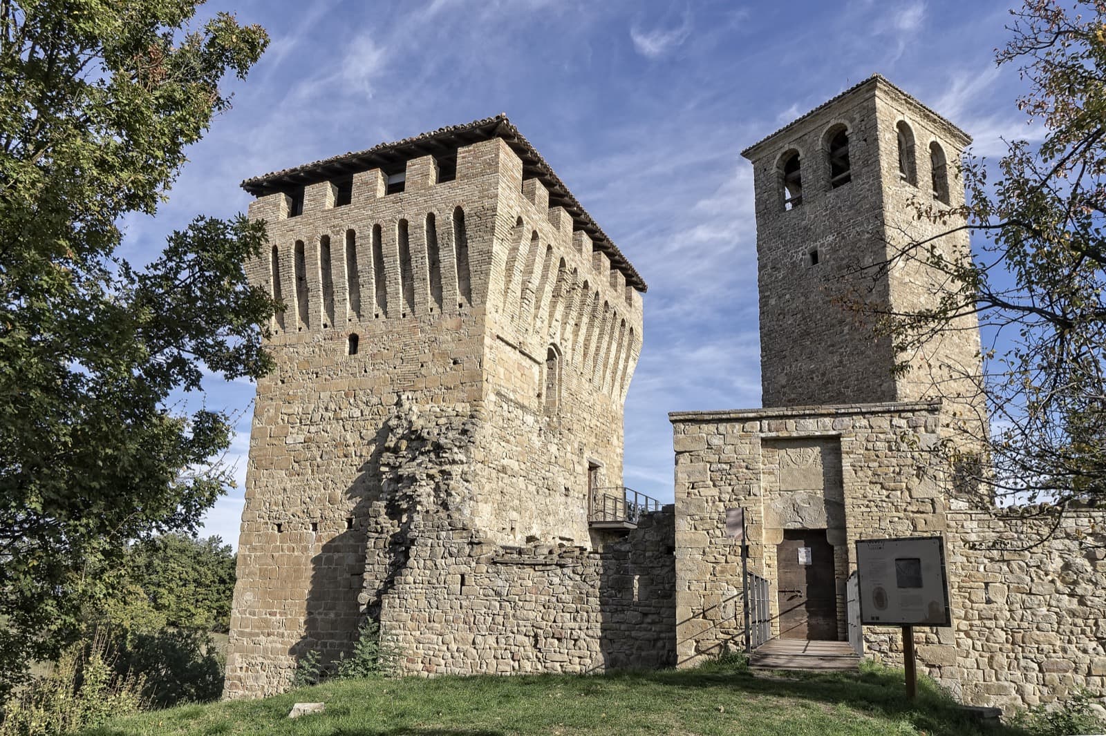 Via Matildica del Volto Santo - Castle of Sarzano | Ph. Simon Falvo @wildaboutravel