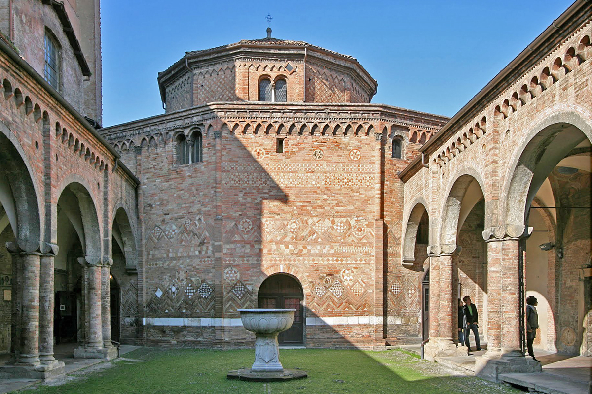 Basilica di Santo Stefano (Bologna), Cortile di Pilato 