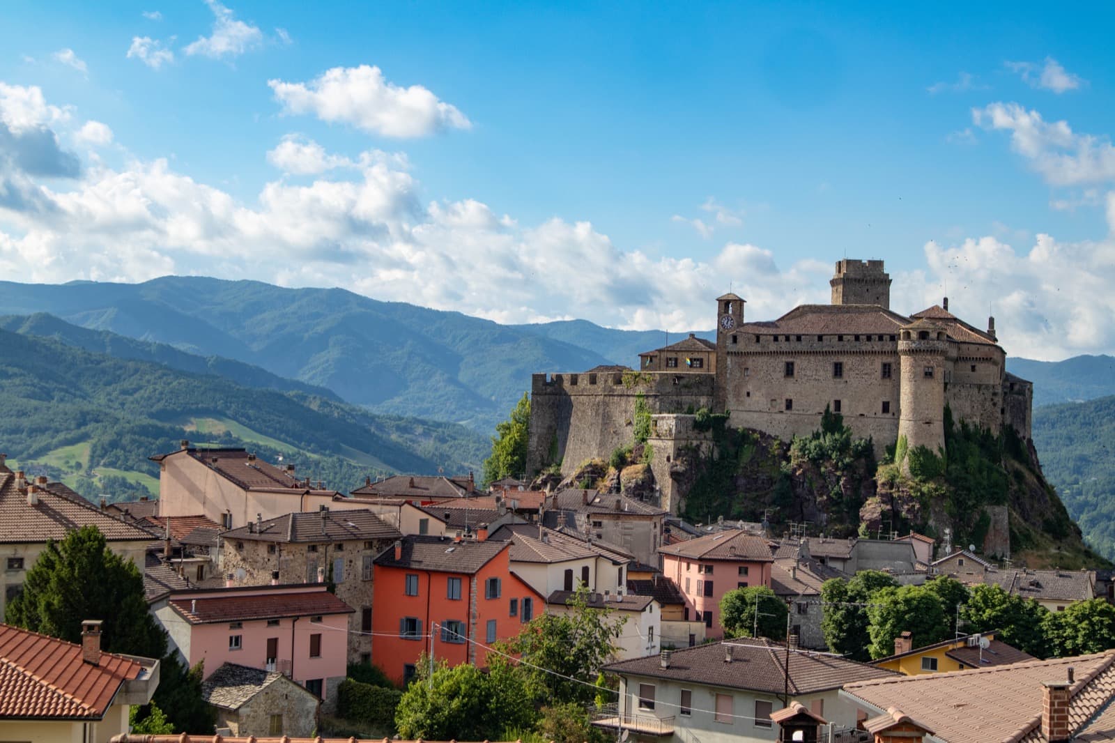 Castello di Bardi (PR) Ph. Laura Zago via shutterstock