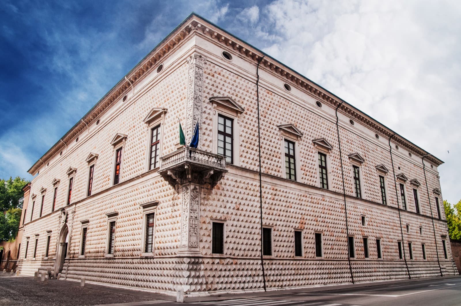Ferrara, Palazzo dei Diamanti, sede della Pinacoteca Nazionale di Ferrara Ph. FABRIZIO CONTE via shutterstock