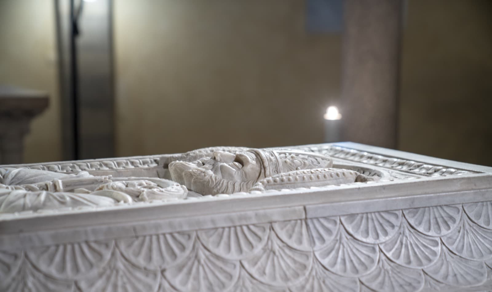 Bobbio, Abbazia di San Colombano, sarcofago del santo Ph. TheCrowdedPlanet