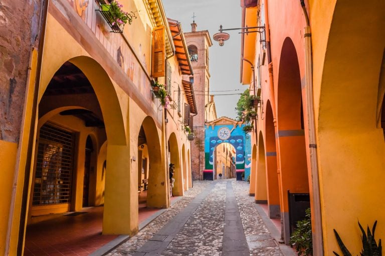 Dozza, il colorato mondo della Biennale del Muro Dipinto