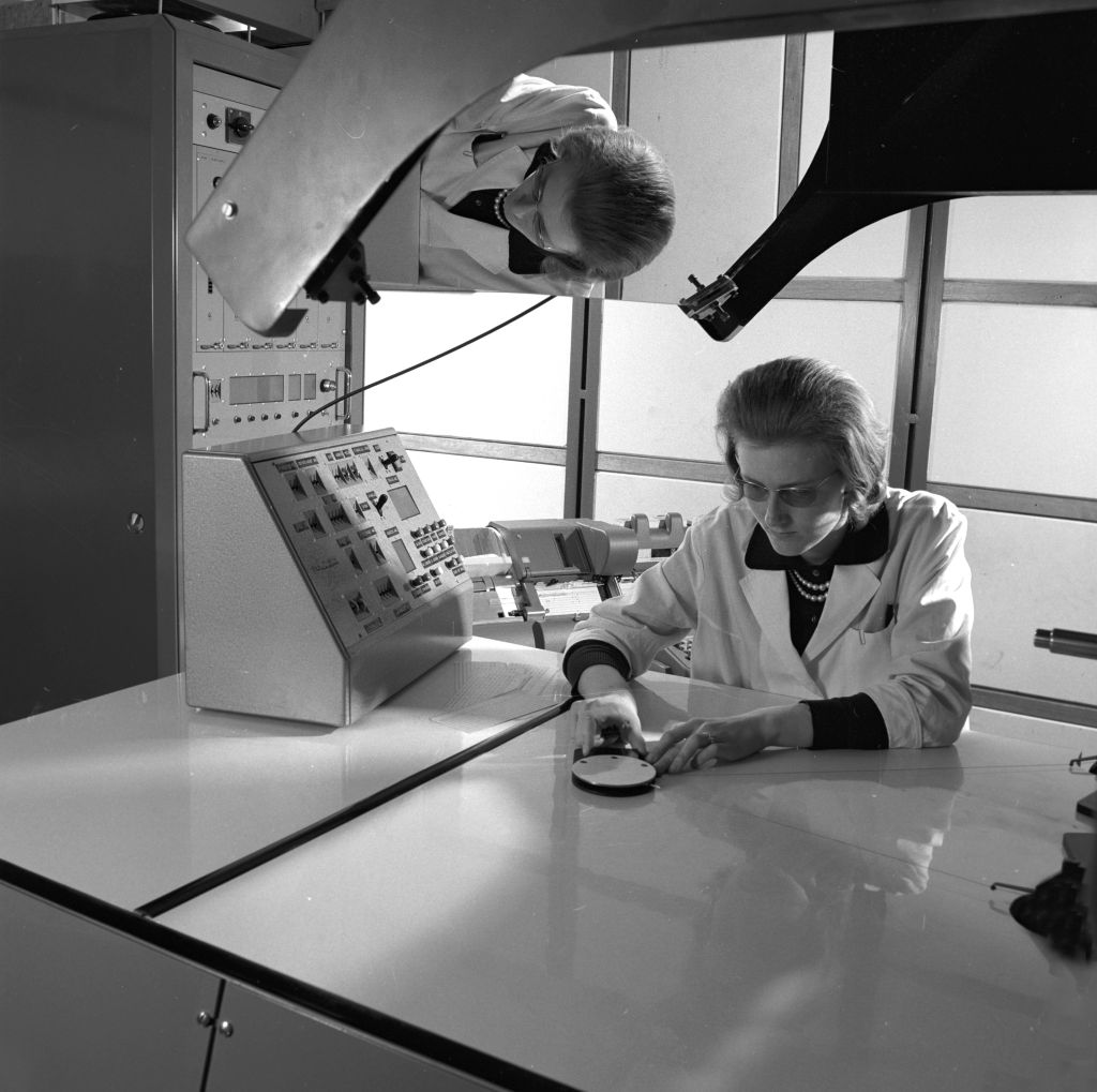 Tavolo per la scansione e misurazione (IEP – strumento per la valutazione delle fotografie) di fotografie generate in una camera a bolle, CERN, Ginevra, Svizzera, 08.03.1963