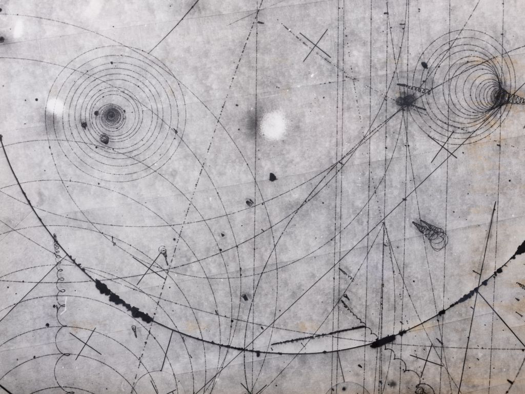 Movimenti di particelle catturati nella LExan Bubble Chamber (LEBC) installata nella zona nord dell'acceleratore noto come Super Proton Synchrotron, 09.12.1981, CERN, Ginevra, Svizzera / Events of particle tracks in experiment LEBC, LExan Bubble Chamber, installed in the North Area of the Super Proton Synchrotron accelerator, 09.12.1981, CERN, Geneva, Switzerland