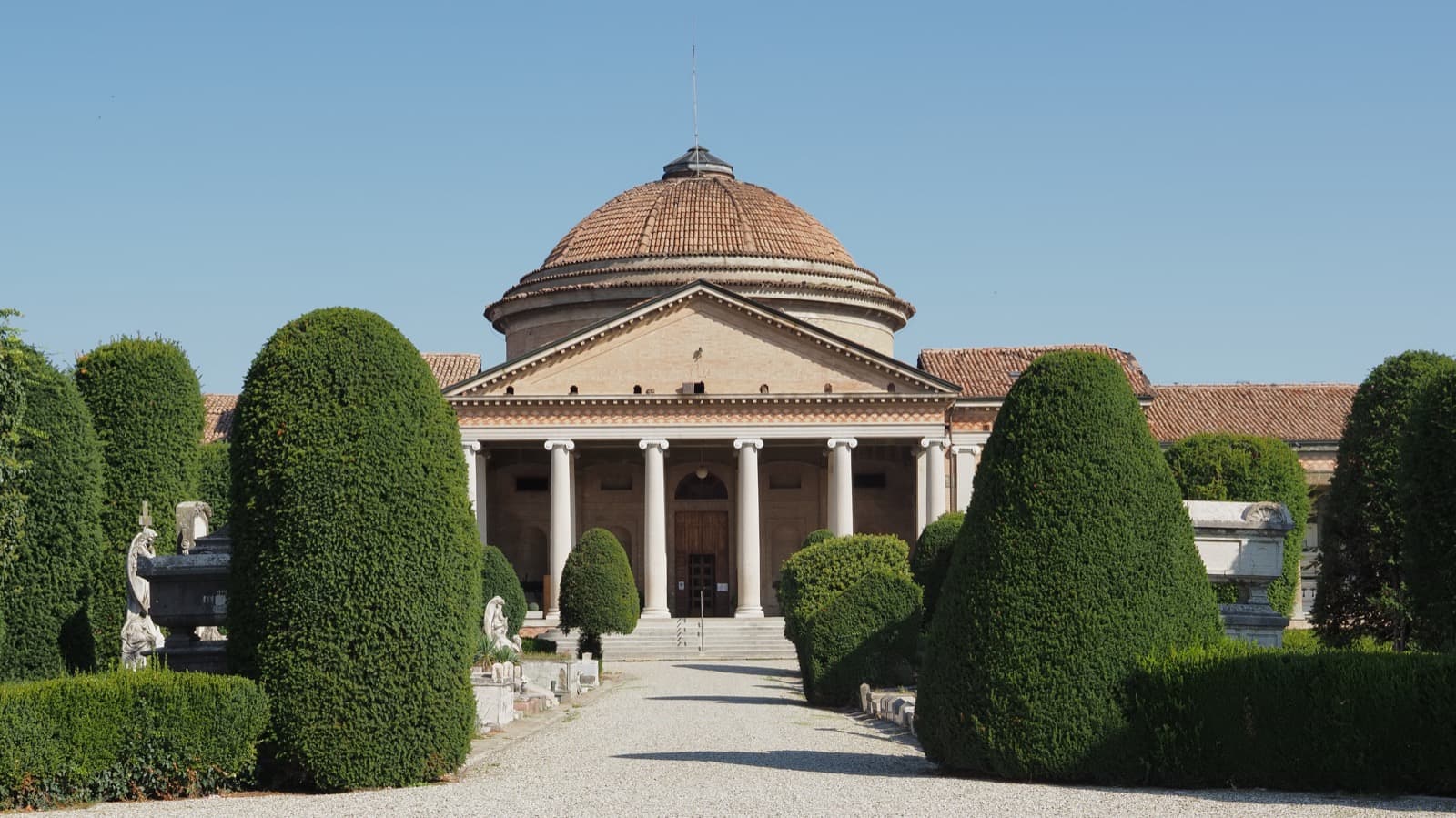Cimitero storico monumentale di San Cataldo, Modena Ph. Gaia Conventi via shutterstock