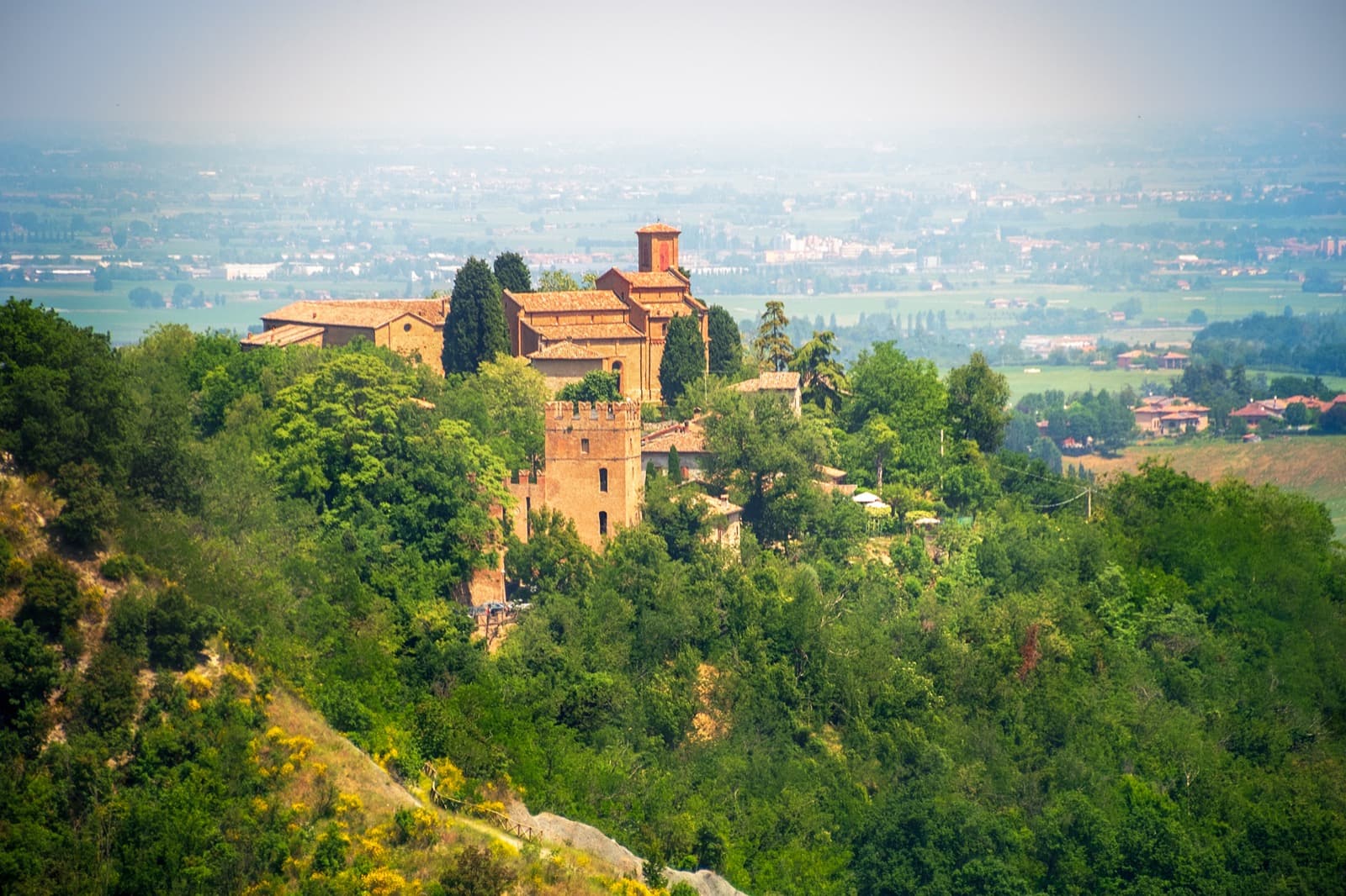 Trip out of town from Bologna: a day among abbeys and castles