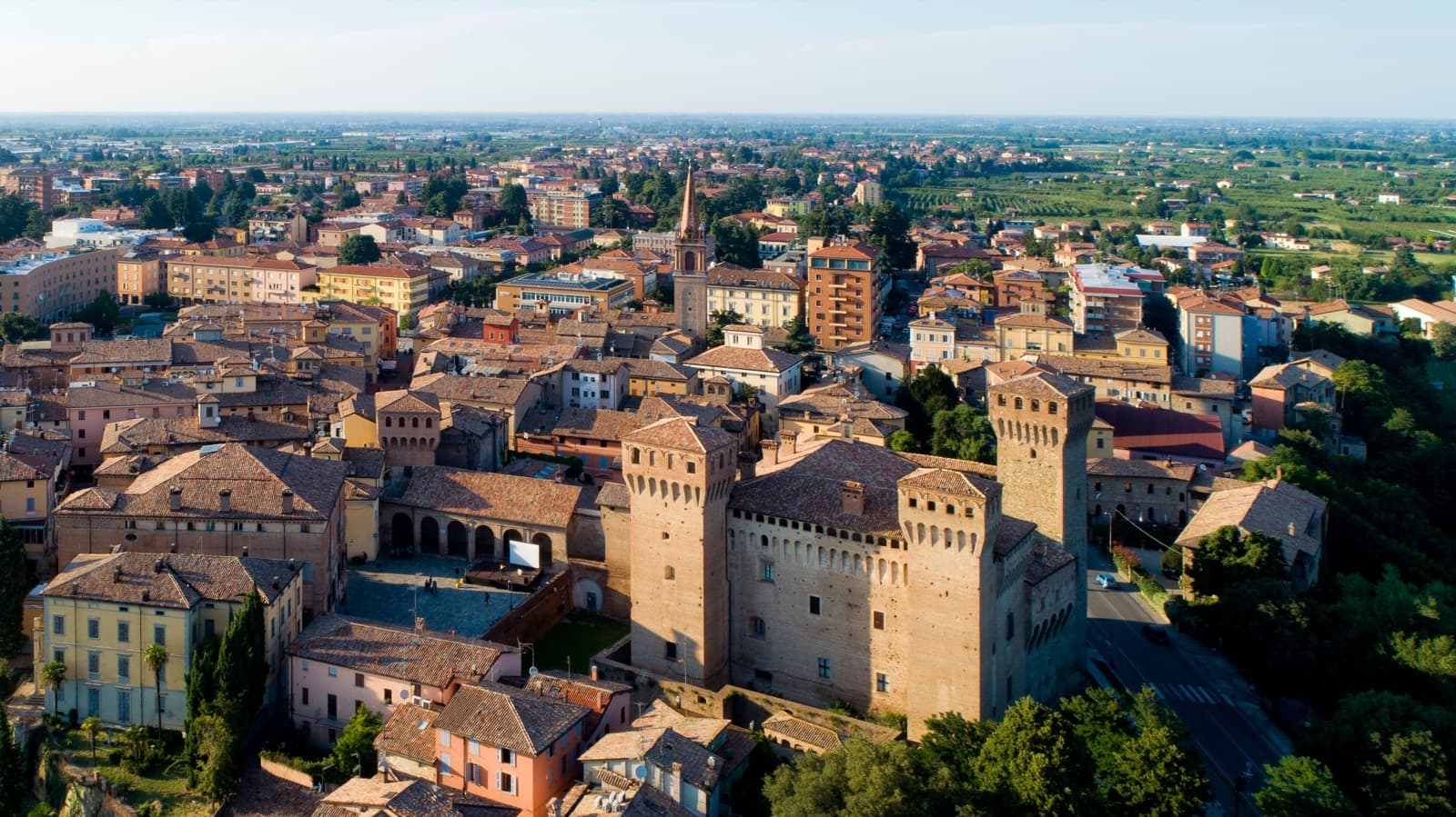 Vignola, veduta aerea della Rocca Ph. D-VISIONS via shutterstock