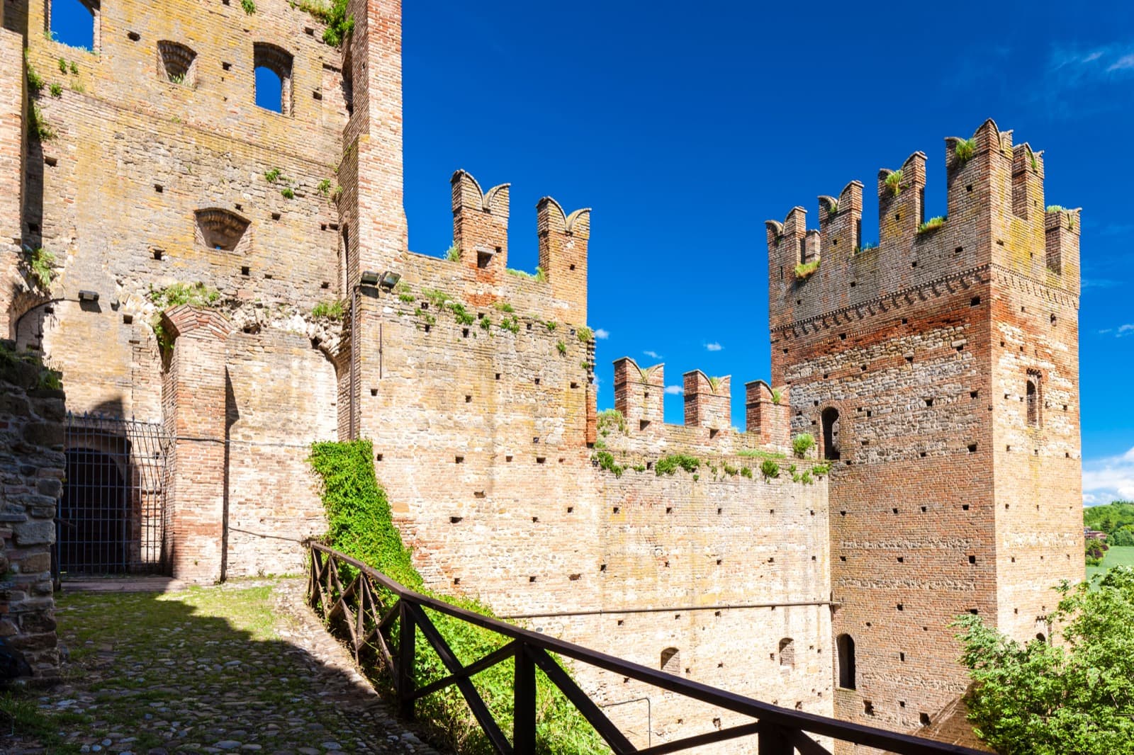 Emilia-Romagna for kids: castles and woods in Emilia