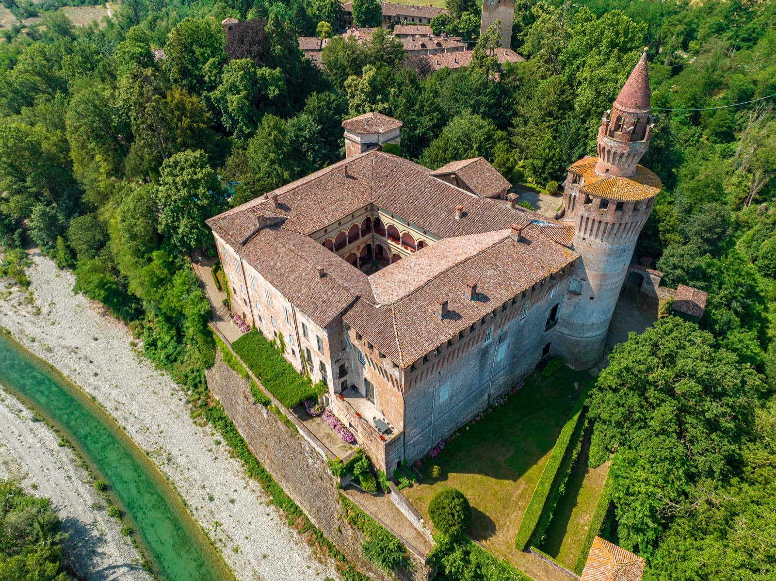 Castello di Rivalta Ph. Naeblys via shutterstock solo per uso editoriale