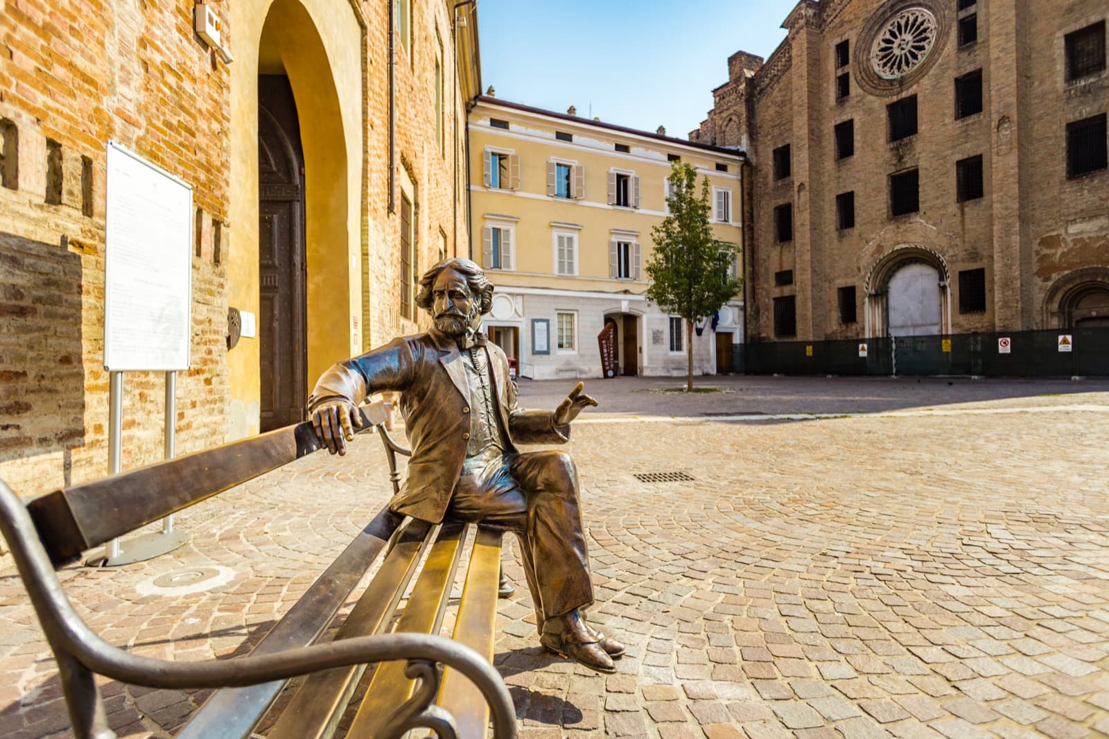 Parma, statua Giuseppe Verdi Ph. Vivida Photo PC via shutterstock solo uso editoriale