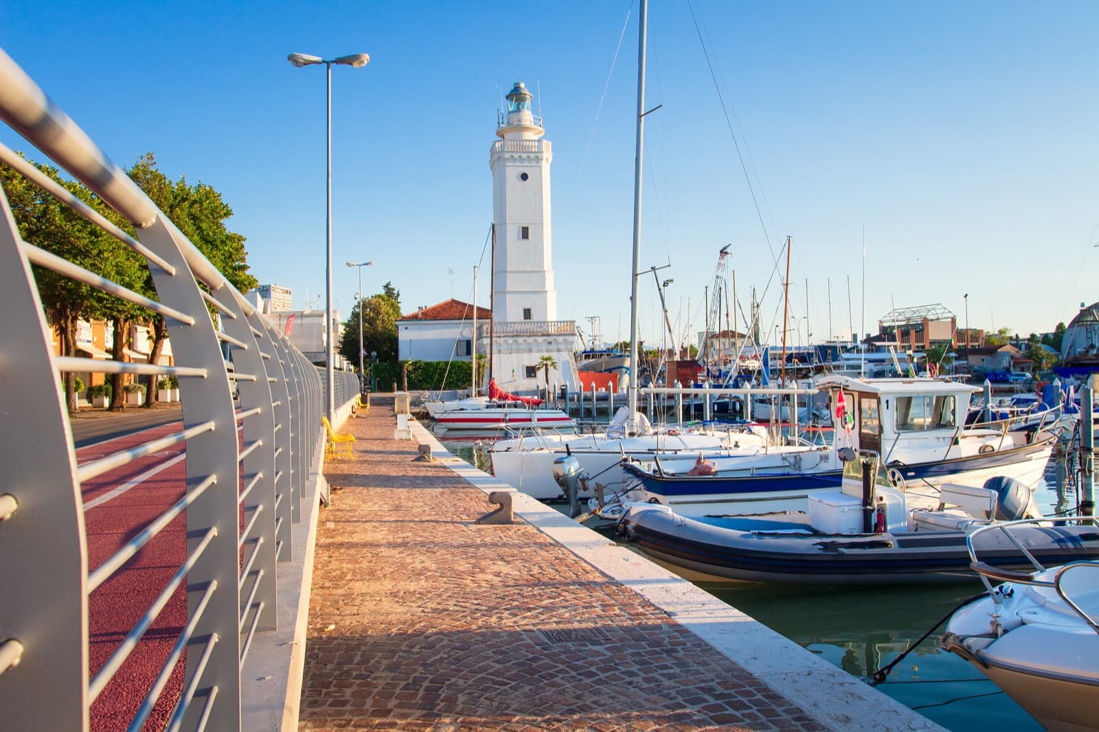 Rimini, Faro e Porto canale Ph. Dzmitrock via shutterstock