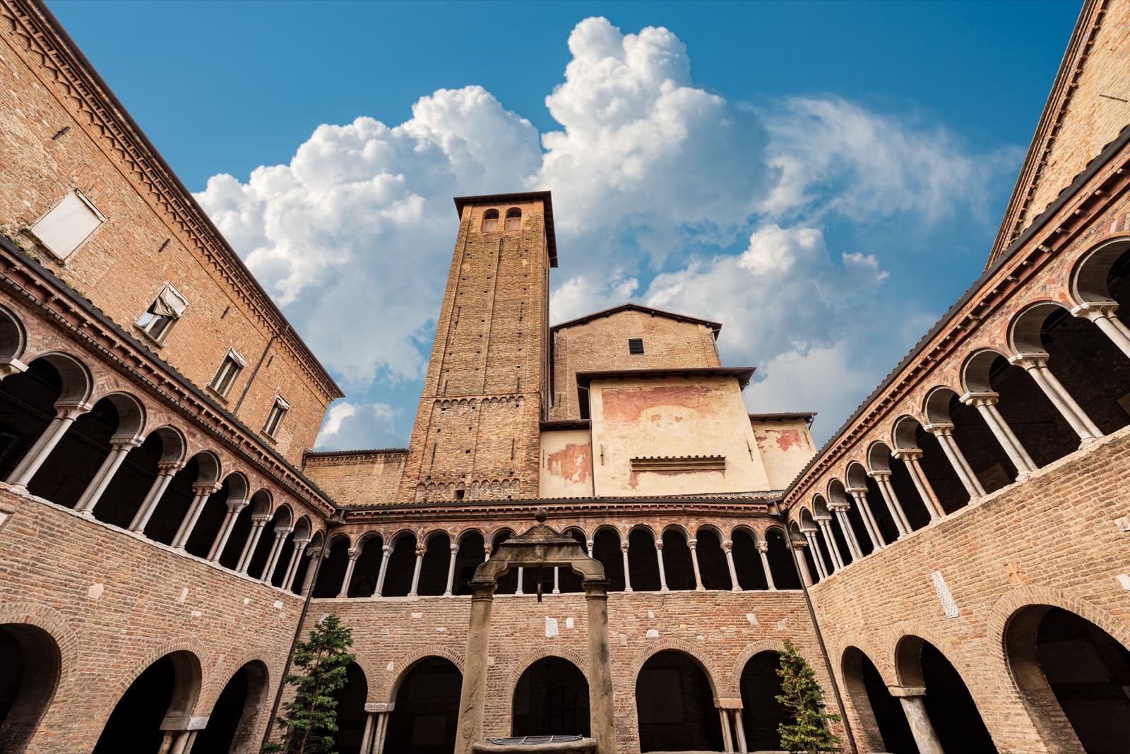 Bologna, Basilica di Santo Stefano (complesso delle Sette Chiese) Ph. Alberto Masnovo via shutterstock