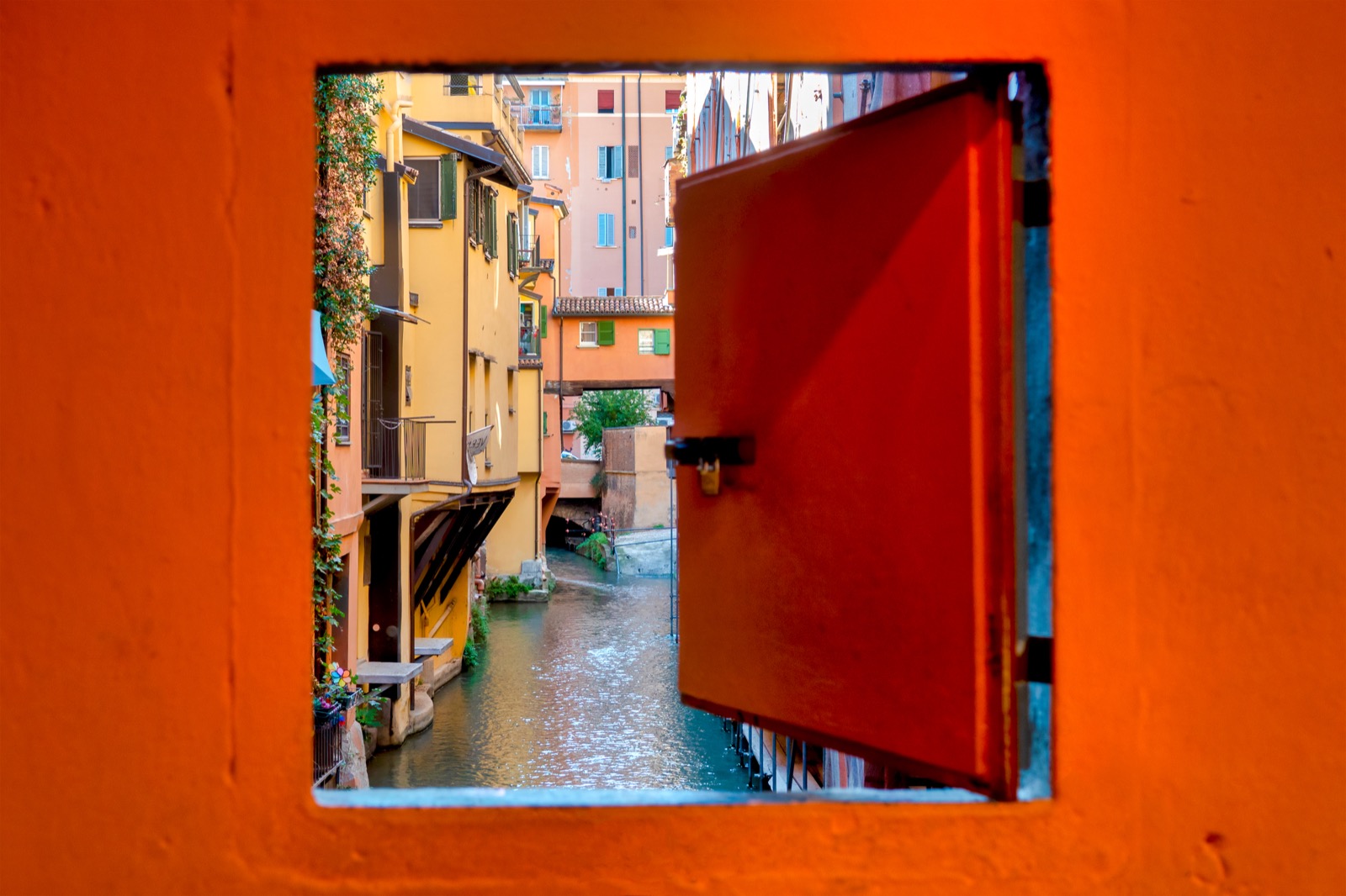 Bologna, finestrella di Via Piella Ph. Only Fabrizio via shutterstock solo uso editoriale