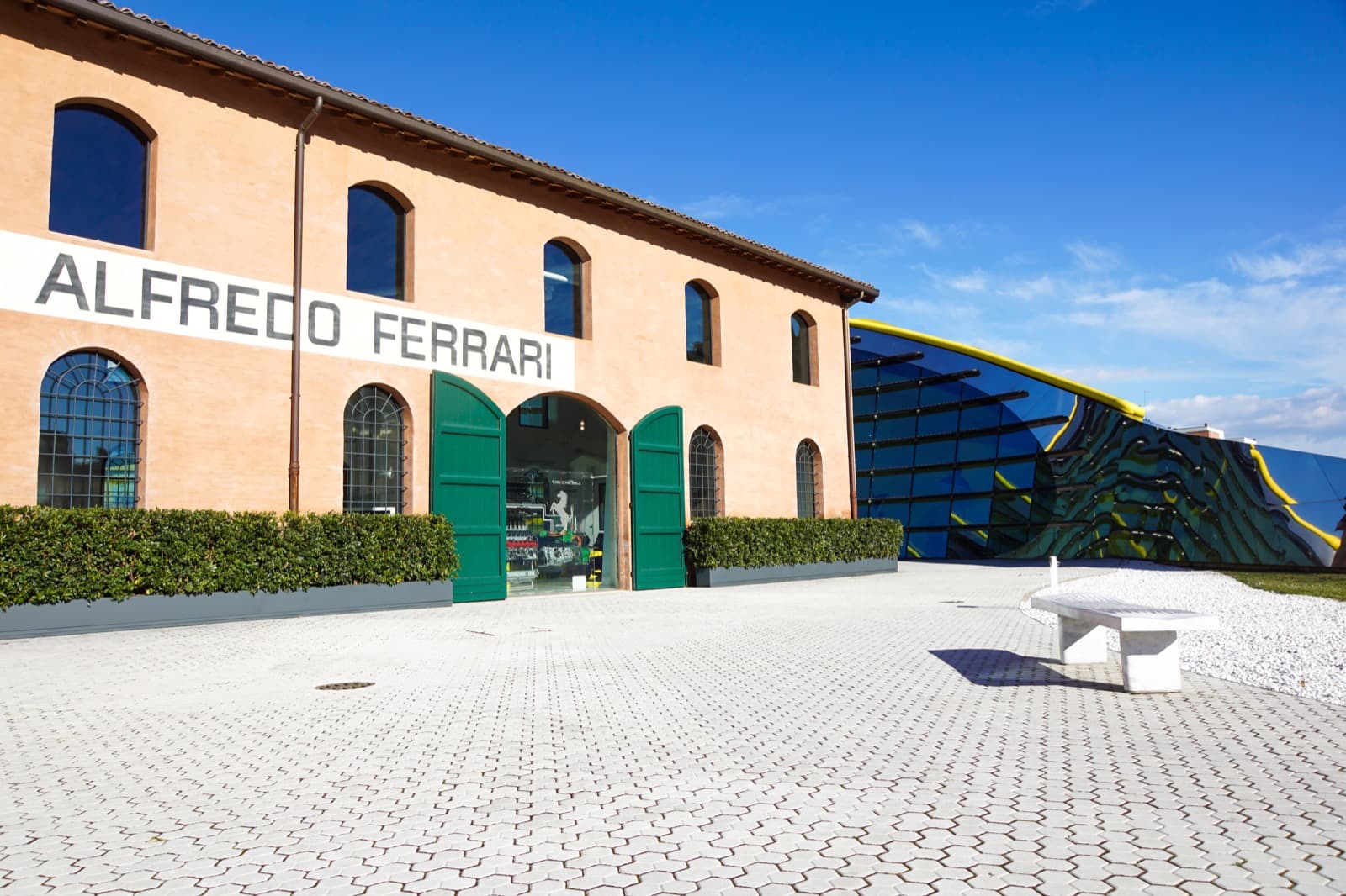Modena, Museo Enzo Ferrari Ph. Stefano Carnevali via shutterstock solo uso editoriale