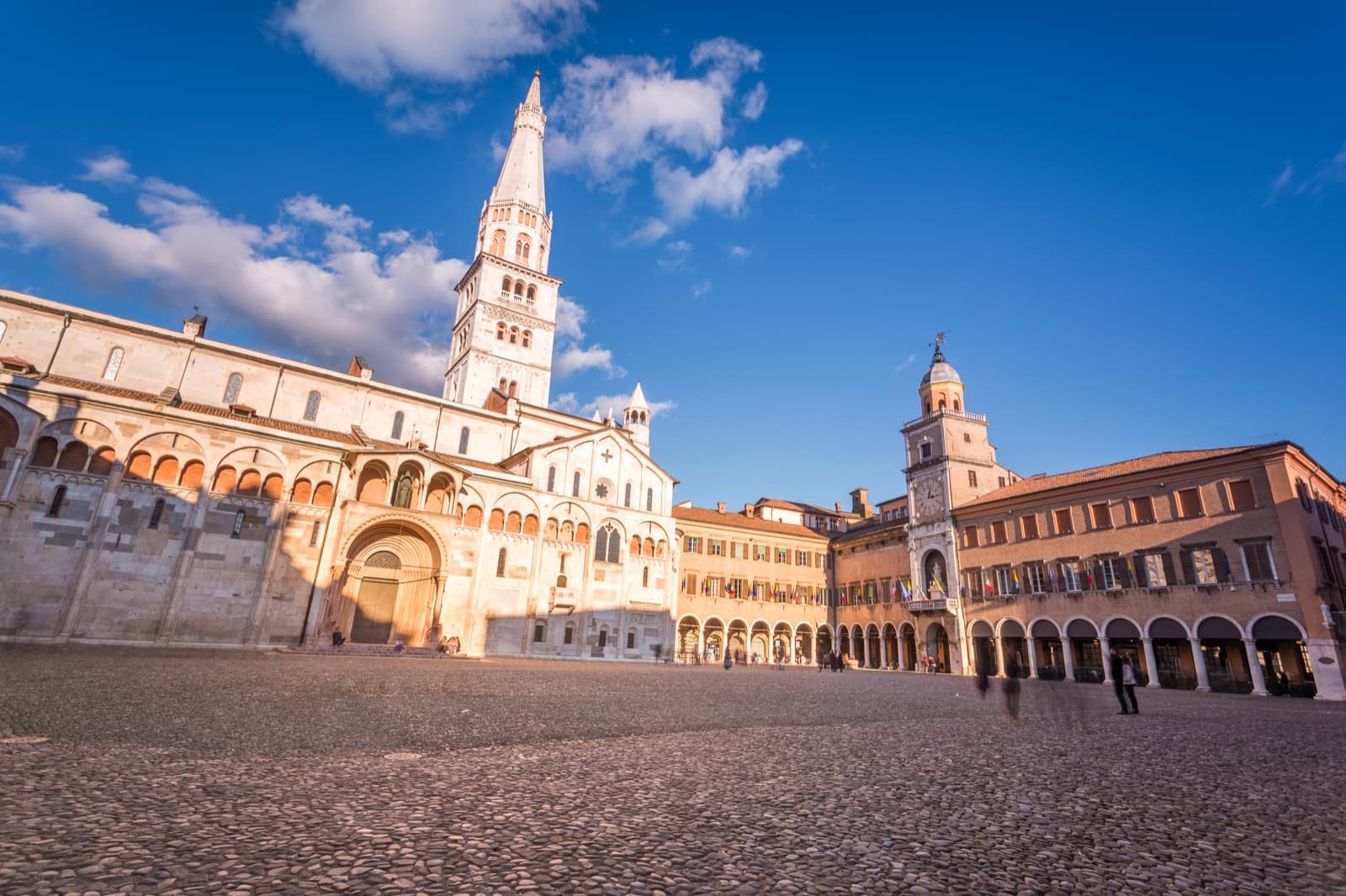 Modena, Piazza Grande Ph. iacomino FRiMAGES via shutterstock