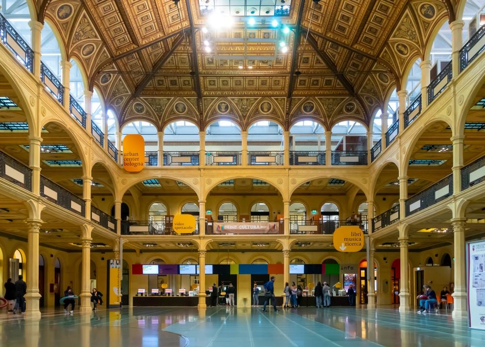 Bologna, Biblioteca Salaborsa | Ph. Everson Bueno via Shutterstock (solo per uso editoriale)