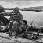 Ernest Hemingway e suo figlio Gregory. Sun Valley, Idaho. USA, ottobre 1941 ©Robert Capa ©International Center of Photography / Magnum Photos in Robert Capa. Retrospettiva, Riccione, Villa Mussolini
