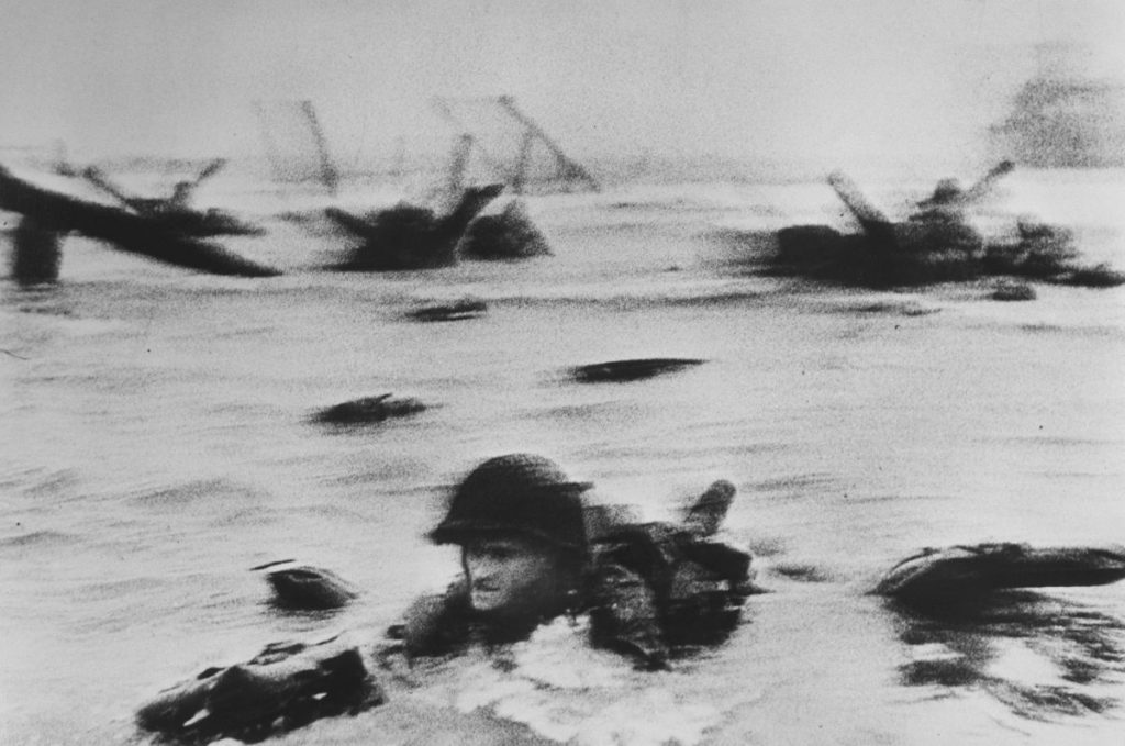 Sbarco truppe Americane a Omaha Beach, Normandia, Francia, 6 giugno 1944 ©Robert Capa ©International Center of Photography / Magnum Photos in Robert Capa. Retrospettiva, Riccione, Villa Mussolini