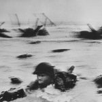 Sbarco truppe Americane a Omaha Beach, Normandia, Francia, 6 giugno 1944 ©Robert Capa ©International Center of Photography / Magnum Photos in Robert Capa. Retrospettiva, Riccione, Villa Mussolini