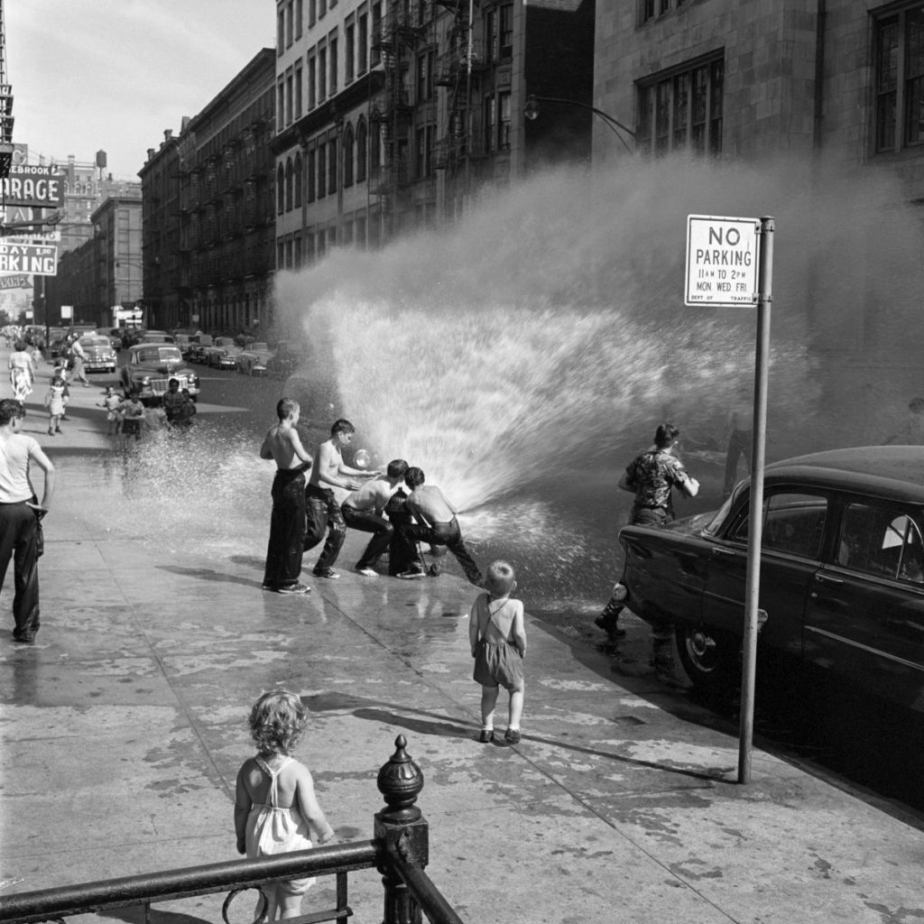 New York, June 1954 Gelatine silver print, 2014 ©Estate of Vivian Maier, Courtesy of Maloof Collection and Howard Greenberg Gallery, NY, in Vivian Maier – Anthology, Palazzo Pallavicini, Bologna