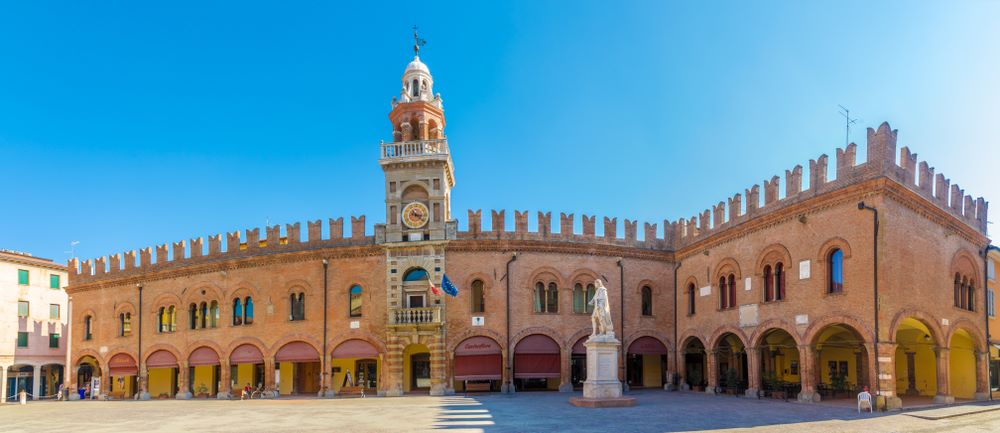 Cento (FE), Piazza Guercino | Credit: milosk50 via Shutterstock (solo per uso editoriale)