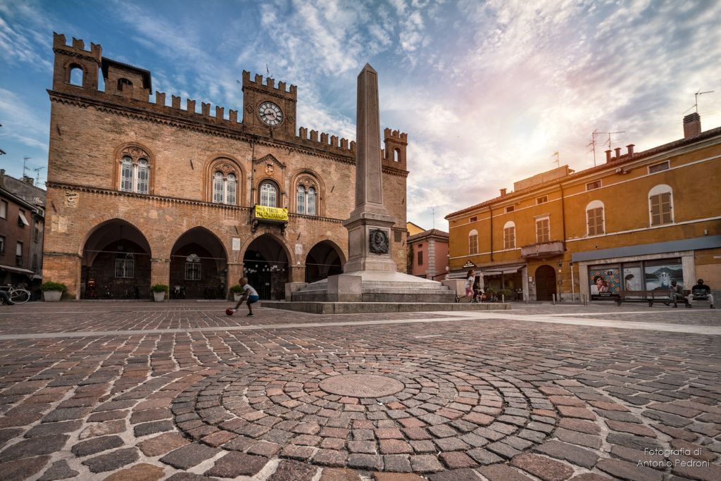 Fidenza, Piazza Garibaldi, obelisco