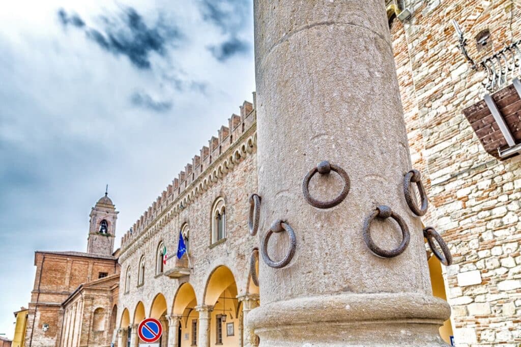 Bertinoro, Colonna dell'Ospitalità Ph. Vivida Photo PC via shutterstock (solo uso editoriale)