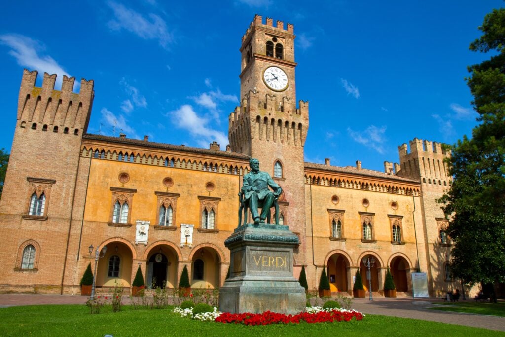 Busseto, Statua e Teatro Giuseppe Verdi Ph. Luca Santilli via shutterstock