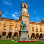 Busseto, Statua e Teatro Giuseppe Verdi Ph. Luca Santilli via shutterstock