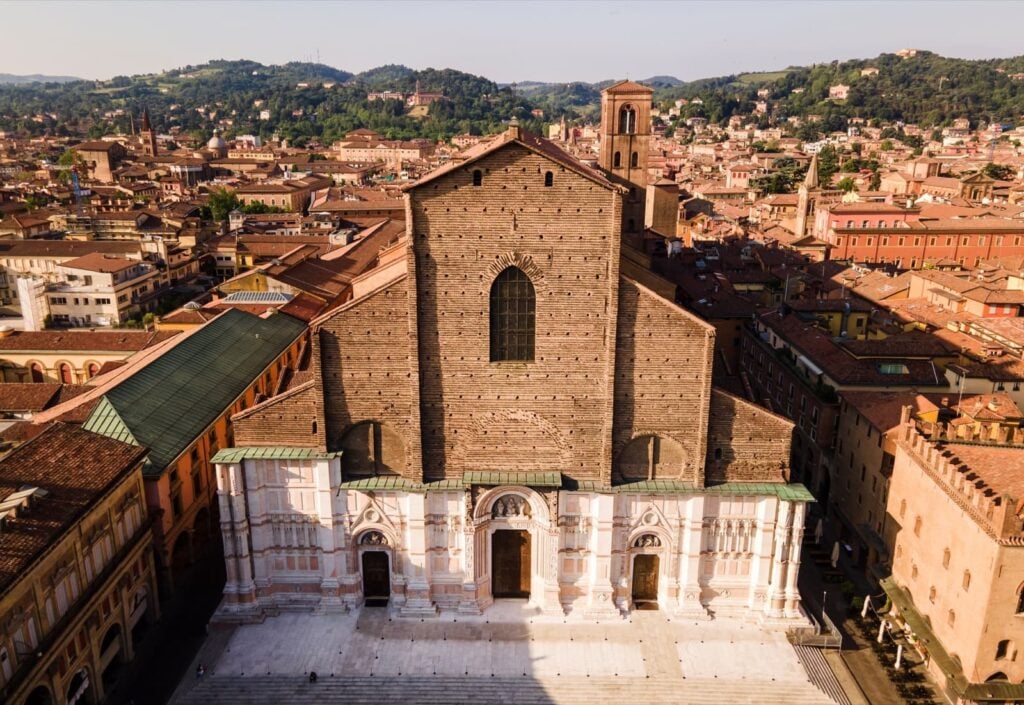 Bologna, Basilica di San Petronio Ph. Giannis Papanikos via shutterstock
